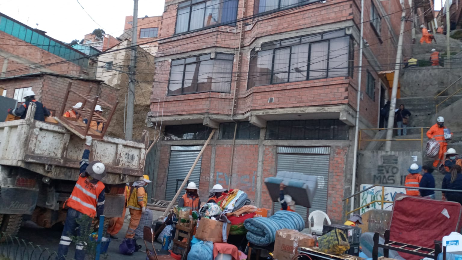 Evac An Al Menos Familias En Un Barrio De La Paz Por Riesgo De